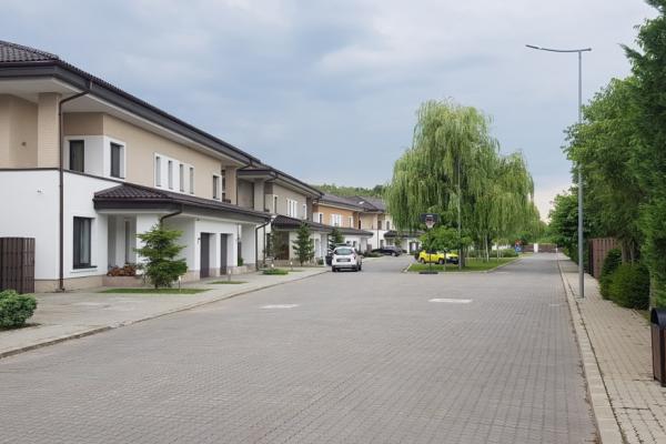 De închiriat Familie de straini interesata sa inchirieze un apartament sau o casa in zona Pipera