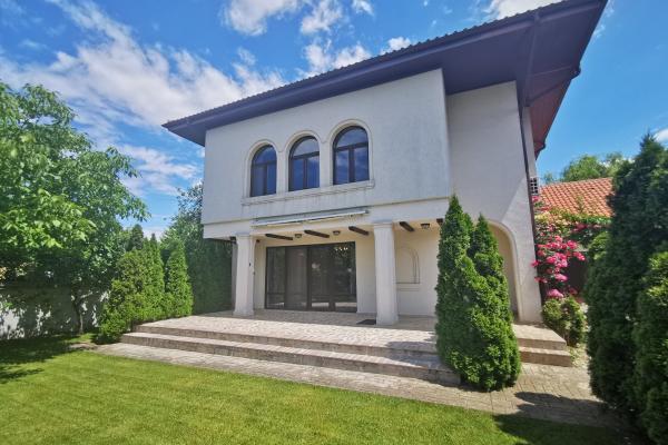 To rent Family looking for a house in the Iancu Nicolae area