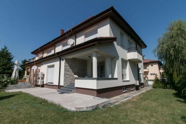 De închiriat Familie franceză caută o casă mobilată cu 5-6 camere, în zona Pipera - Jolie Ville.